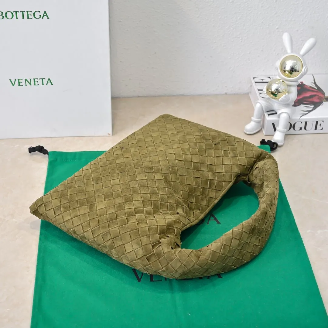 Batch 1960 #Bv Yangjin Medium HOP Bag The bag body and handles are made of a whole piece of woven leather. The bag body is soft and lazy. Hop symbolizes the praise of innovation and eternal craftsmanship [love]. The pyramid silhouette combines practicality and fashion. Modern and casual, the bag mouth is double-sided closed design, more convenient and safe! The Yangjin texture also makes the bag more wear-resistant and durable. A must-have for fashionable ladies who like minimalism yet comfortable and casual! Size: 46x21x10 Model: 6262